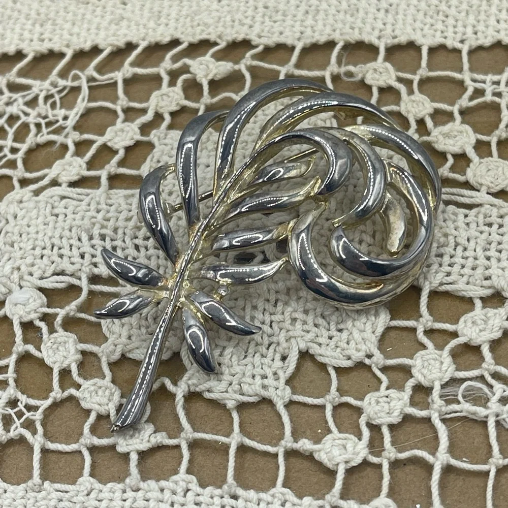 Vintage Silver Tone Swirl Leaf Feather‎ Brooch Pin Mid Century Modern Style